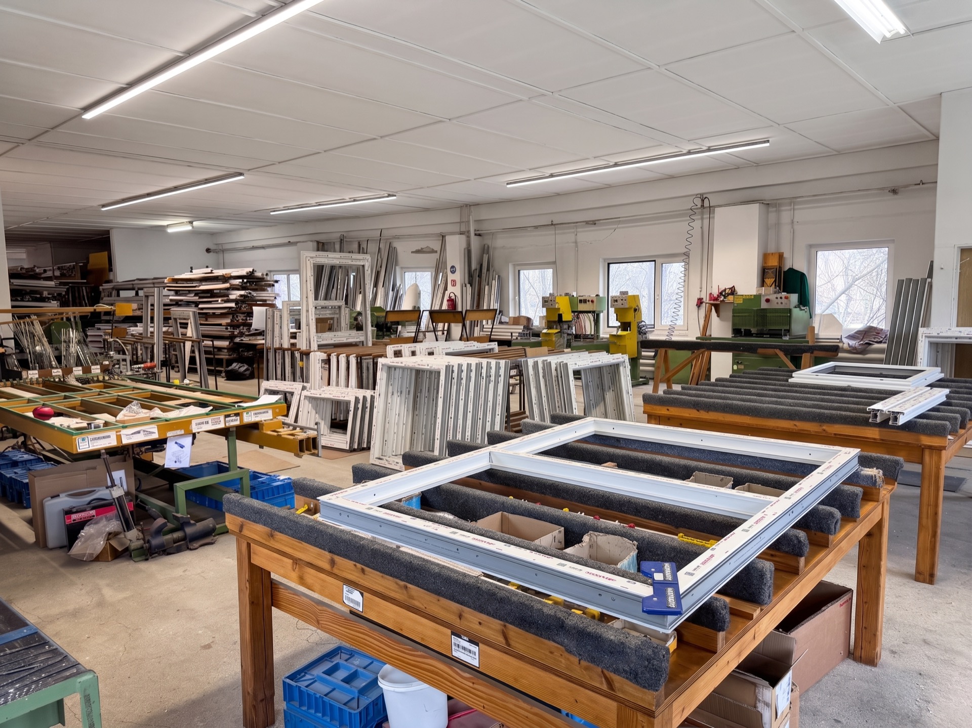 Werkstatt des Staßfurter Fenster- und Türenwerks – Fertigung von Fenstern und Türen